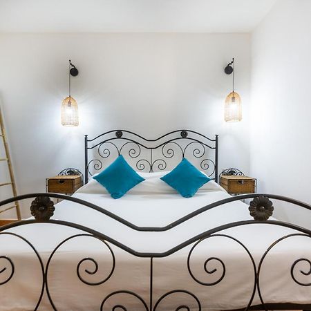 Aetos Home With Shared Swimming Pool - Porto Pino Hill Екстер'єр фото