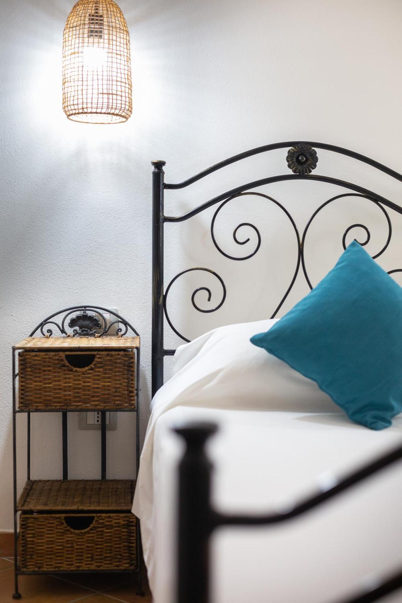 Aetos Home With Shared Swimming Pool - Porto Pino Hill Екстер'єр фото